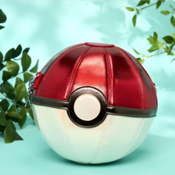 NWT Loungefly Pokémon exclusive Pokéball crossbody - Picture 1 of 7